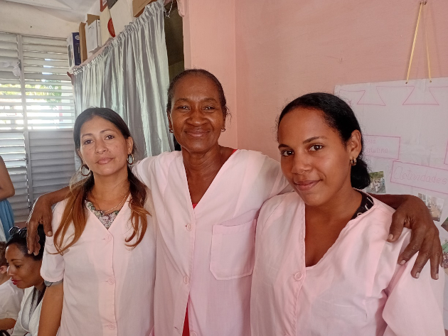 La Lic. Amparo Romero Rodríguez, al centro; Maydelín Guerrero Martínez, a la izquierda, con una estudiante de la Escuela Pedagógica, que realizara allí las prácticas docentes. / Foto: Magalys Chaviano Álvarez / 5 de Septiembre
