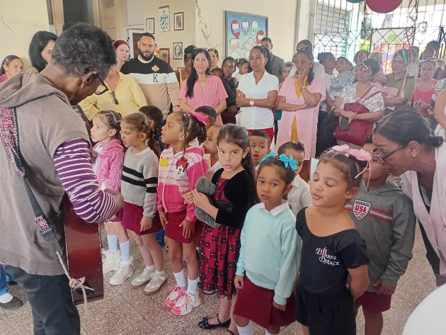 Cuentan en Mis Amiguitos con el concurso de Nelson Ramírez, renombrado cantante y guitarrista cienfueguero, como instructor de arte. / Foto: Magalys Chaviano Álvarez / 5 de Septiembre