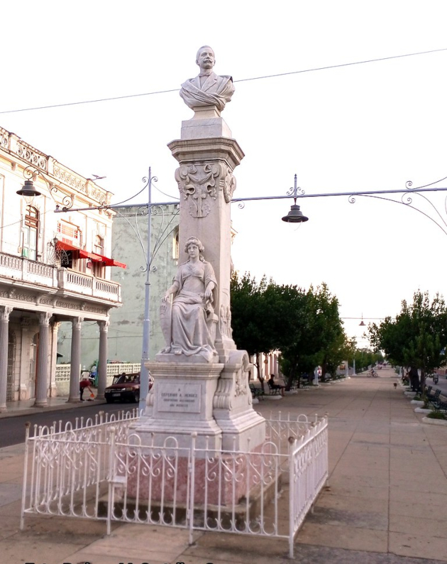 Monumento erigido a Justo Ceferino Antonio Méndez Aguirre, a lo alto, y de frente la mujer sentada que representa la República. Imagen que ofrece una vista del Paseo del Prado cienfueguero. / Foto: Barbara Cortellan Conesa / 5 de Septiembre