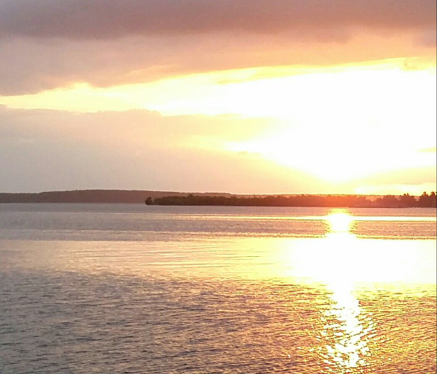 Puesta de sol en la Bahía cienfueguera. / Foto: Barbara Cortellan Conesa / 5 de Septiembre