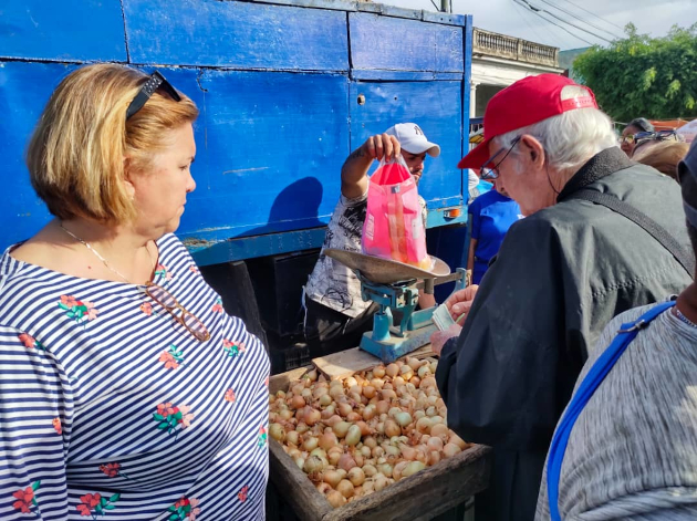Se han puesto multas en las Ferias Agropecuarias a personas que encarecen los precios. / Foto: Mireya Ojeda y Raudel Vilches