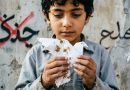 Un niño iraní carga una paloma de papel con el ala rota. En el muro, la pregunta persiste: ¿paz o solo un alto el fuego? / Imagen: Creada por la autora con IA