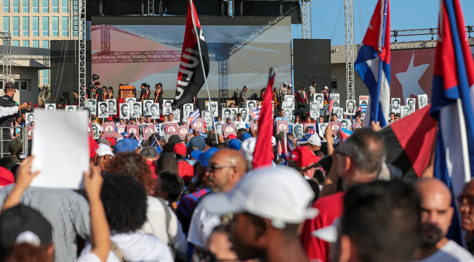 Miles de cubanos asisten a la Tribuna Antimperialista José Martí para mostrar su apoyo a Raúl y a la Revolución cubana. Foto: Abel Padrón Padilla/Cubadebate.