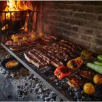 Además de la carne de res, es común que se asen en la parrillas vegetales, patatas, chorizos y el famoso queso provolone.jpg(1)