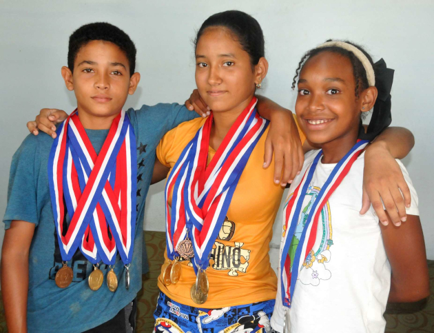 Kevin, Daniela y Dayana, exhiben orgullosos sus medallas. / Foto: Delvis Toledo de la Cruz / 5 de Septiembre