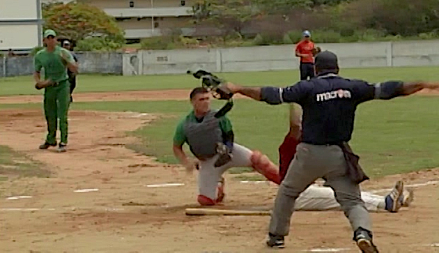 El béisbol destaca entre los deportes que han mantenido su accionar en toda la provincia.