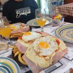 En la mayoría de los restaurantes de Montevideo es el típico “chivito” uno los manjares más demandados por la población en general.jpg