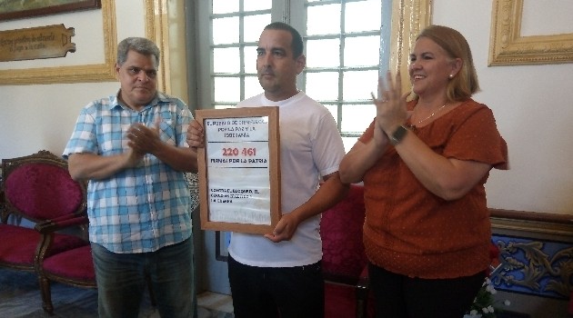 Cienfuegos: firmas que son la voluntad de un pueblo