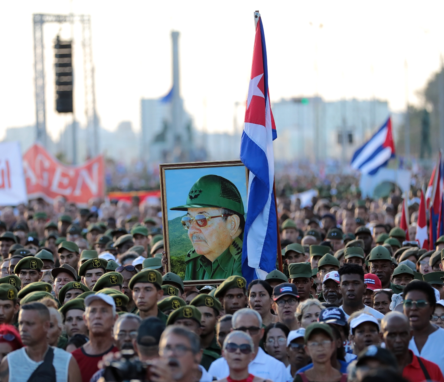 Miles de cubanos asisten a la Tribuna Antimperialista José Martí para mostrar su apoyo a Raúl y a la Revolución cubana. Foto: Enrique González (Enro)/Cubadebate.
