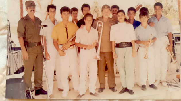 El grupo Ismaelillo junto a Raúl en una de las celebraciones por el 26 de Julio en la Plaza de Actos de Cienfuegos.