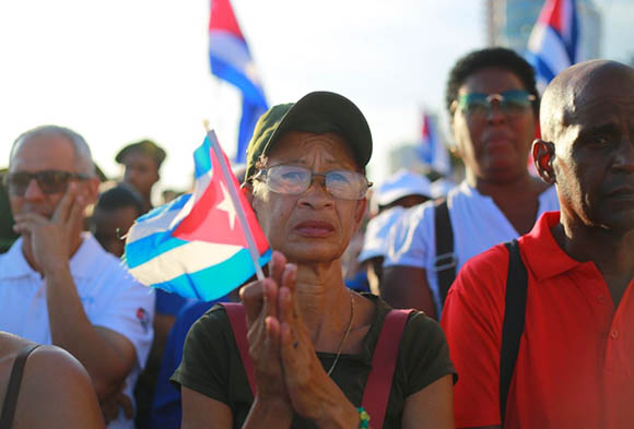 Miles de cubanos asisten a la Tribuna Antimperialista José Martí para mostrar su apoyo a Raúl y a la Revolución cubana. / Foto: Enrique González (Enro)/Cubadebate.
