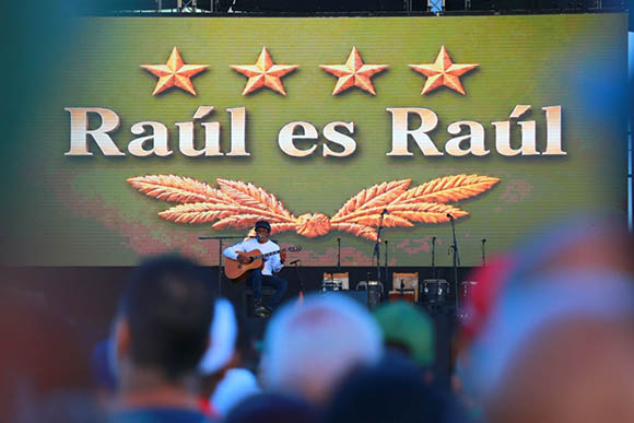 Miles de cubanos asisten a la Tribuna Antimperialista José Martí para mostrar su apoyo a Raúl y a la Revolución cubana. Foto: Enrique González (Enro)/Cubadebate.