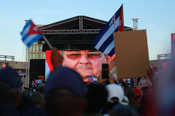 Miles de cubanos asisten a la Tribuna Antimperialista José Martí para mostrar su apoyo a Raúl y a la Revolución cubana. Foto: Enrique González (Enro)/Cubadebate.