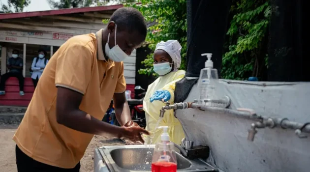 Antes de entrar al hospital Kyeshero, en Goma, a los pacientes y visitantes se les pide lavarse las manos y se les toma la temperatura.