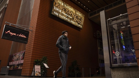 Una persona pasa junto al Reloj de la Deuda Nacional, el lunes 7 de abril de 2025, en Nueva York. / Foto: AP/Archivo.