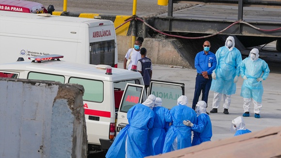 La OMS ha identificado ocho casos vinculados al crucero, con pacientes evacuados a Sudáfrica, Países Bajos, Suiza y Alemania. / Foto: Misper Apawu/AP