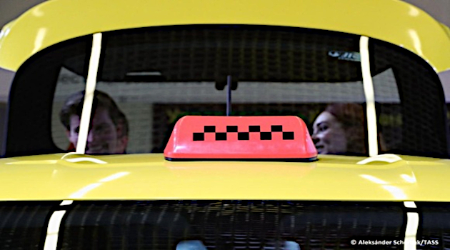 La flota de taxis incluirá 50 vehículos de la marca rusa Moskvich, tanto de gasolina como eléctricos. / Foto: TASS