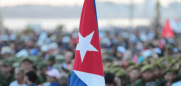 Miles de cubanos asisten a la Tribuna Antimperialista José Martí para mostrar su apoyo a Raúl y a la Revolución cubana. / Foto: Abel Padrón Padilla/Cubadebate.
