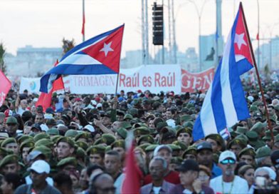 Tribuna Antimperialista en defensa de la Revolución y del General de Ejército (+Fotos) Miles de cubanos asisten a la Tribuna Antimperialista José Martí para mostrar su apoyo a Raúl y a la Revolución cubana. Foto: Abel Padrón Padilla/Cubadebate.