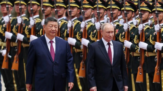 Xi Jinping da la bienvenida a Vladímir Putin en Beijing. / Foto: Maxim Shemetov/AP