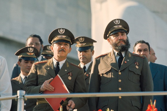 Fidel y Raúl en el acto por el XX Aniversario de las FAR en la Plaza de Revolución José Martí, el 4 de diciembre de 1976. / Foto: Sitio “Fidel Soldado de las Ideas”