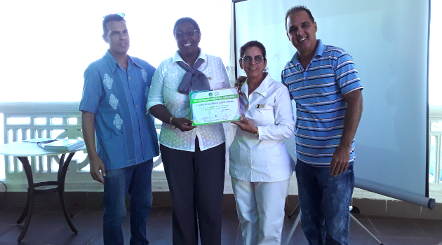 Directivas de la Sucursal de Servicios Médicos en Cienfuegos reciben el Reconocimiento Ambiental Territorial. / Foto: Yudith Madrazo Sosa / 5 de Septiembre