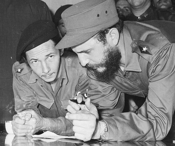 Fidel conversa con su hermano Raúl Castro a un lado de la tribuna en el acto forma parte de la Operación Verdad, Palacio Presidencial, La Habana, 21 de enero de 1959. / Foto: Sitio “Fidel Soldado de las Ideas”