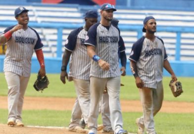 Juego entre los equipos de Industriales (uniforme blanco y azul) y Holguín (uniforme gris y azul oscuro), en la IV Liga Élite de Beisbol, en el Estadio Latinoamericano, en La Habana, Cuba, el 13 de junio de 2026. / Foto: Roberto Morejón Rodríguez/Periódico JIT (Cuba)