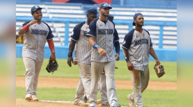 Juego entre los equipos de Industriales (uniforme blanco y azul) y Holguín (uniforme gris y azul oscuro), en la IV Liga Élite de Beisbol, en el Estadio Latinoamericano, en La Habana, Cuba, el 13 de junio de 2026. / Foto: Roberto Morejón Rodríguez/Periódico JIT (Cuba)