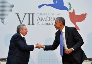 El general de Ejército Raúl Castro Ruz en la política exterior y la diplomacia de la Revolución En la Cumbre de Panamá tuvo lugar el encuentro entre el entonces presidente cubano Raúl Castro y el estadounidense Barack Obama. / Foto: Sitio de la VII Cumbre de las Américas