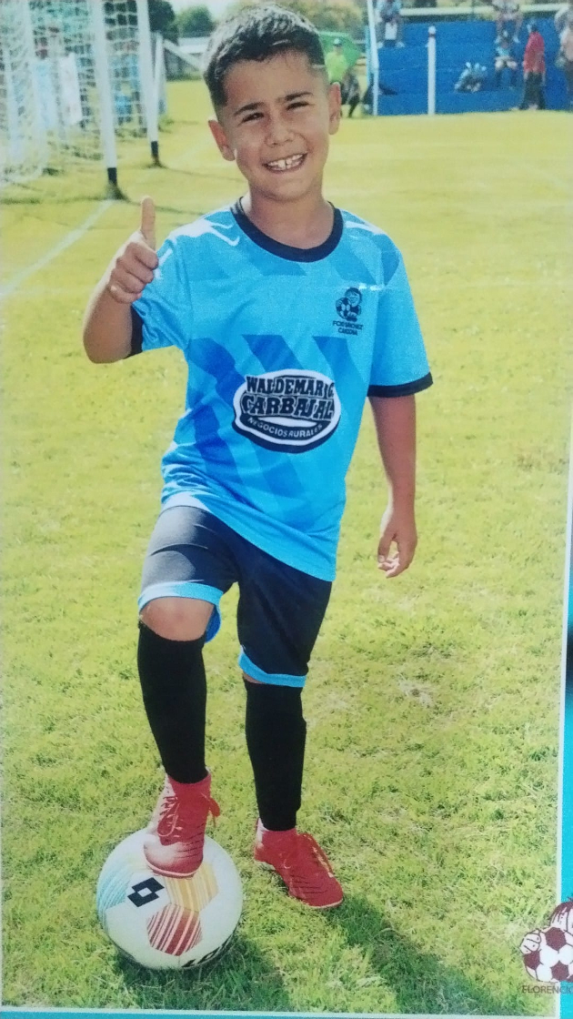 El destacado prospecto del futbol uruguayo, Franco Emiliano Munaretto Sánchez, viste la camiseta de la selección entre los mejores de Cardona. / Foto: María Elena Llanes Suárez