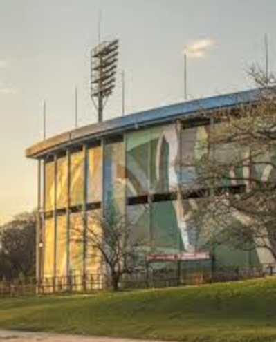 Fachada del emblemático estadio Centenario, en áreas cercanas del parque Battle, en la capital de la República Oriental del Uruguay. / Foto: María Elena Llanes Suárez