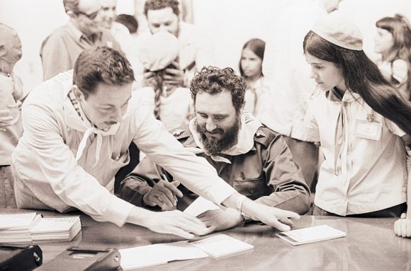 Fidel y Raúl con pioneros en el Comité Central donde celebran por primera vez el Día de los Niños en Cuba, 6 de julio de 1973. / Foto: Centro Fidel Castro Ruz/ Sitio Fidel Soldado de las Ideas