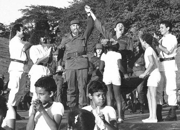 Fidel y Raúl Castro Ruz rememoran 30 después su reencuentro en el paraje serrano de Cinco Palmas, Media Luna, en la provincia de Granma. / Fuente: Sitio "Fidel Soldado de las Ideas"