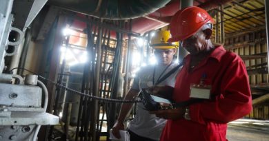 La generación eléctrica se mantiene en la “termo” cienfueguera, gracias al ingenio de sus trabajadores. / Foto: Tay Toscano