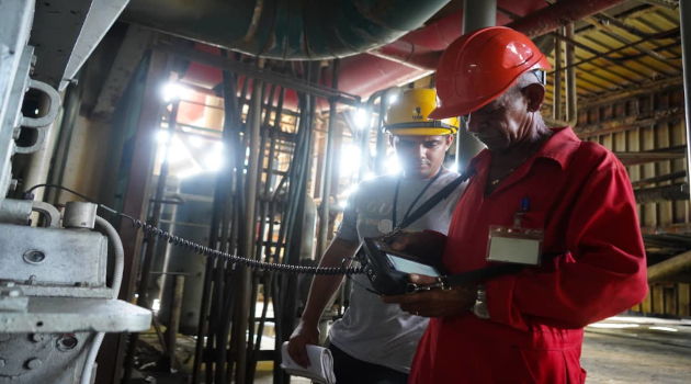 La generación eléctrica se mantiene en la “termo” cienfueguera, gracias al ingenio de sus trabajadores. / Foto: Tay Toscano