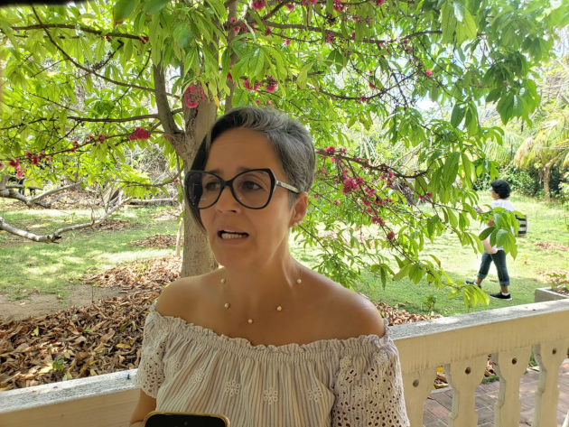 Imilla detalla sobre algunas de las bondades de la miel y otros derivados de la abeja melipona. / Foto: María Elena Llanes Suárez