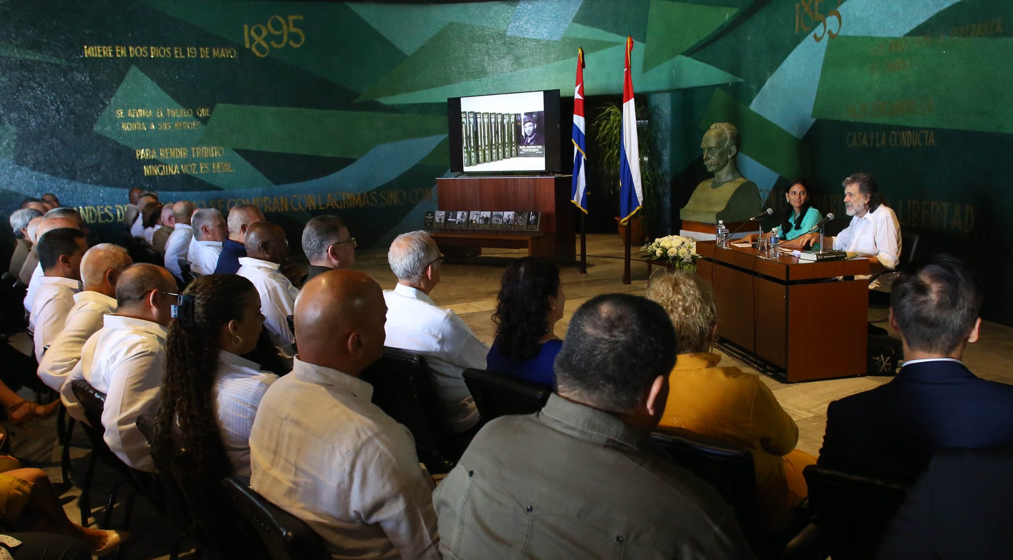 Presentación de la colección de nueve tomos que recoge documentos, discursos y cartas personales del General de Ejército Raúl Castro Ruz. / Foto: Marcelino Vázquez Hernández/ Cubadebate
