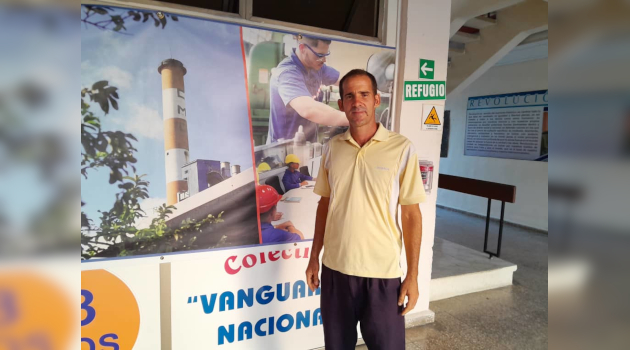Yaiko en su centro de labor por más de una década. / Foto: Cortesía de la Termoeléctrica