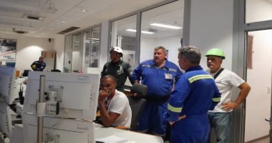 Padres de la Termoeléctrica de Cienfuegos: Pepe, sus hijos propios y los del centro laboral Pepe junto a parte de su colectivo. / Foto: Cortesía de la Termoeléctrica