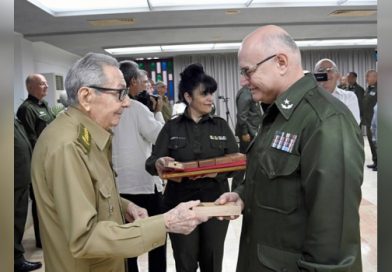Raúl y Díaz-Canel presiden actos de ascensos y condecoraciones a oficiales del Minint Raúl y Díaz-Canel presiden actos de ascensos y condecoraciones a oficiales del Minint