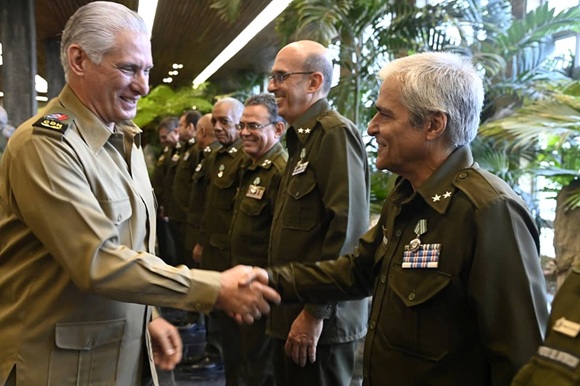 El presidente Díaz-Canel en los actos de ascensos y condecoraciones a oficiales del Ministerio del Interior (Minint), 6 de junio de 2026. / Foto: Estudios Revolución