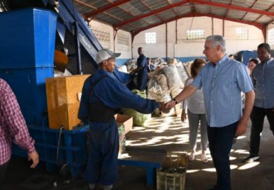 Presidente Díaz-Canel visita unidades del Grupo Empresarial de Reciclaje en La Habana