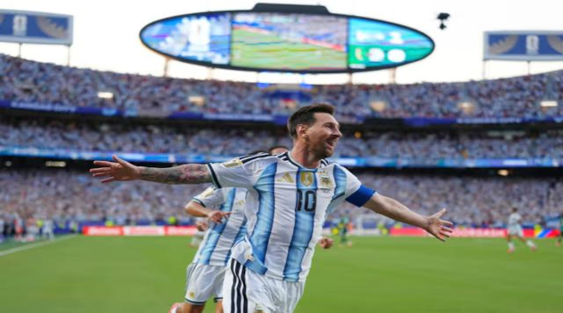 Messi anotó dos goles desde fuera del área para liderar esa estadística con seis. /Foto: AP