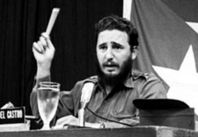 El joven Fidel durante su histórica intervención conocida como “Palabras a los Intelectuales”, en el Salón de Actos de la Biblioteca Nacional de Cuba. / Foto: Granma