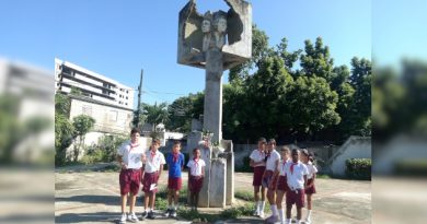 Pioneros de la escuela “Antonio Maceo” rinden homenaje a las hermanas Giralt. / Tay B. Toscano Jerez