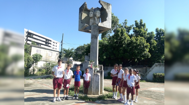Pioneros de la escuela “Antonio Maceo” rinden homenaje a las hermanas Giralt. / Tay B. Toscano Jerez