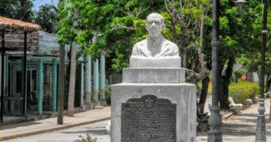 Entre robles y héroes perfumados (+Fotos) El pedestal dedicado a Rafael Pomares González es una de las efigies que da la bienvenida al Prado de Camarones, erigido allí el 23 de julio de 1957. / Foto: Delvis Toledo de la Cruz / 5 de Septiembre