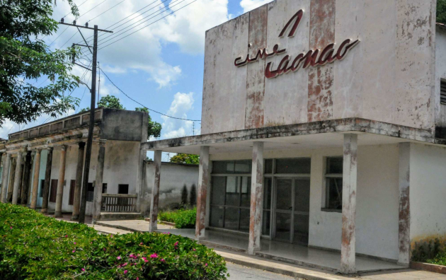 El cine Caonao, inmueble ligado a la cultura y las tradiciones populares en Camarones, está hoy clausurado. / Foto: Delvis Toledo de la Cruz / 5 de Septiembre