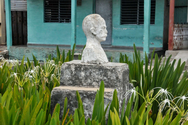 El busto del Apóstol data de 1861, y fue costeado por suscripción de los vecinos del Partido de Camarones. / Foto: Delvis Toledo de la Cruz / 5 de Septiembre